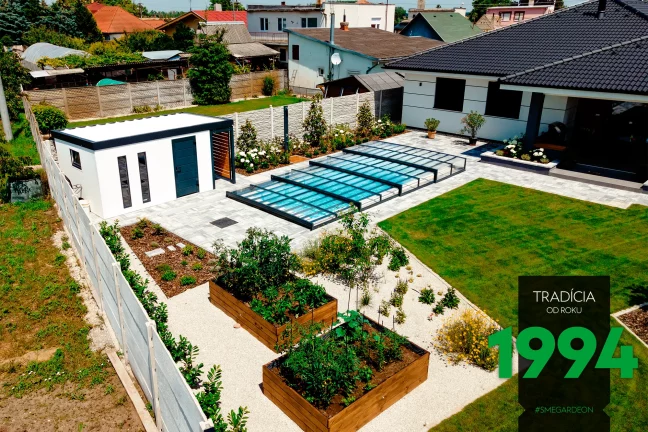 Domeček na zahradě u bazénu