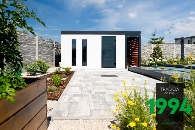 Zahradní domek v bílé omítce