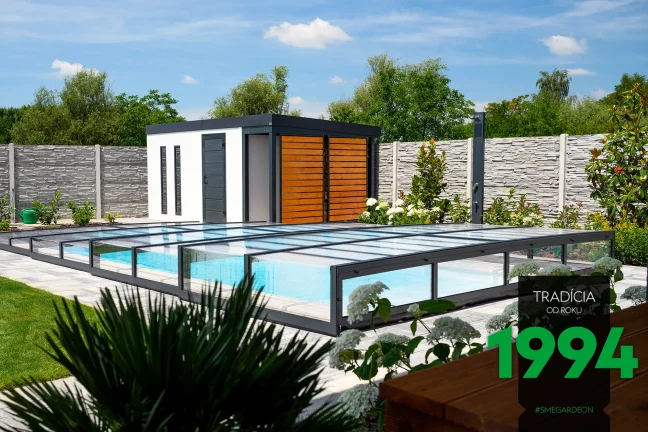 Zahradní domek s přístřeškem a dřevěnými výplněmi za bazénem