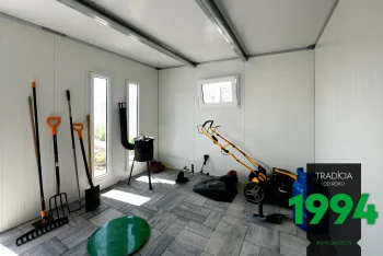 Sekačka a nářadí v domečku