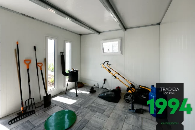 Sekačka a nářadí v domečku