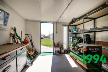 Regály a ponk v domečku