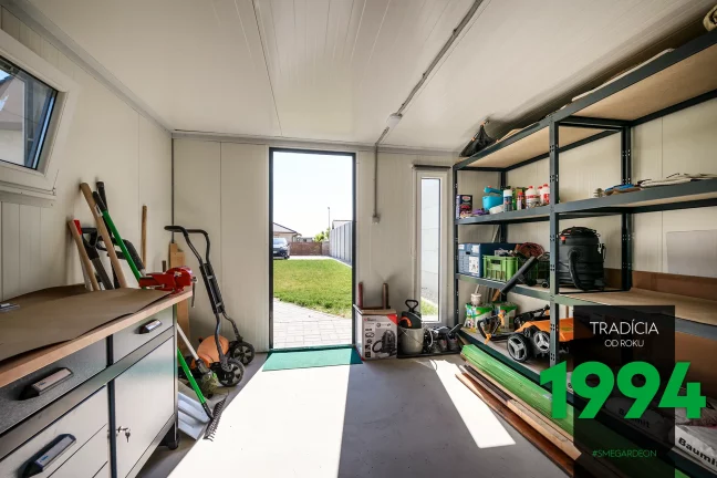 Regály a ponk v domečku