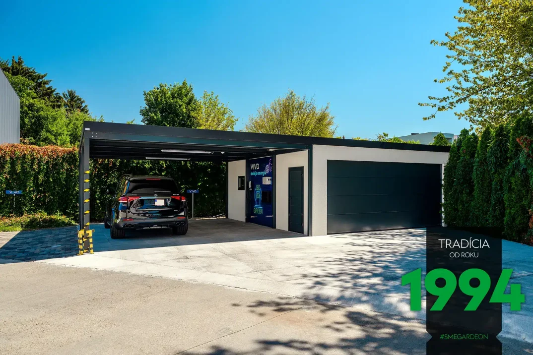 Atypická garáž s přístřeškem