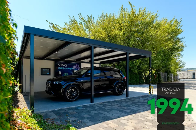 Černé auto pod přístřeškem