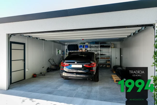 Auto v garáži a zařízený interiér