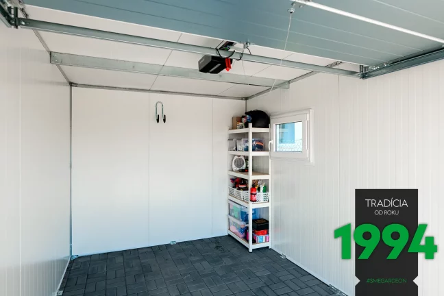 Regál v rohu garáže