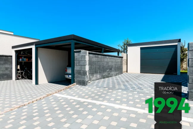 Garáž s přístřeškem u garáže pro jedno auto