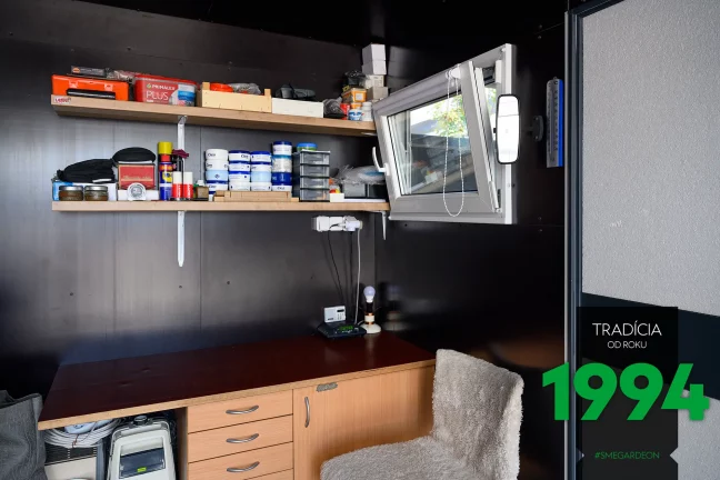 Stůl s nářadím v garáži