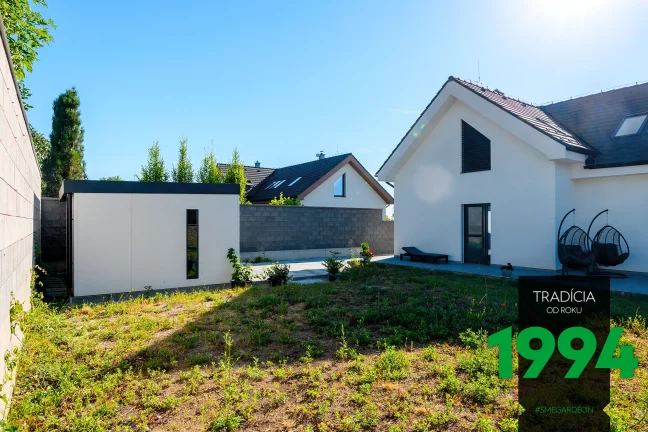 Zahradní domek na zahradě