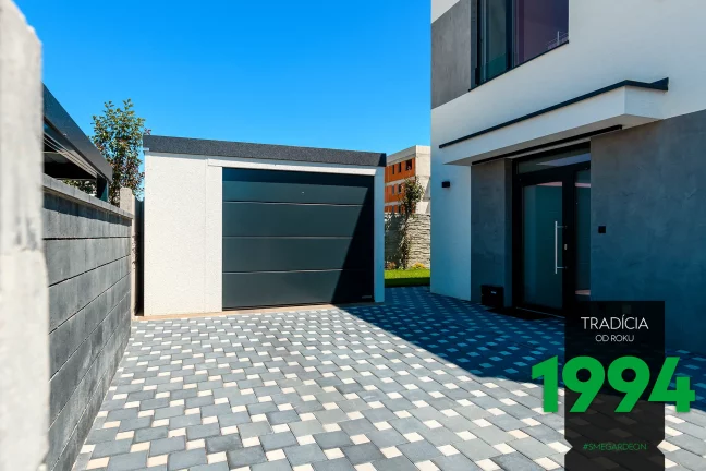 Garáž v bílé omítce