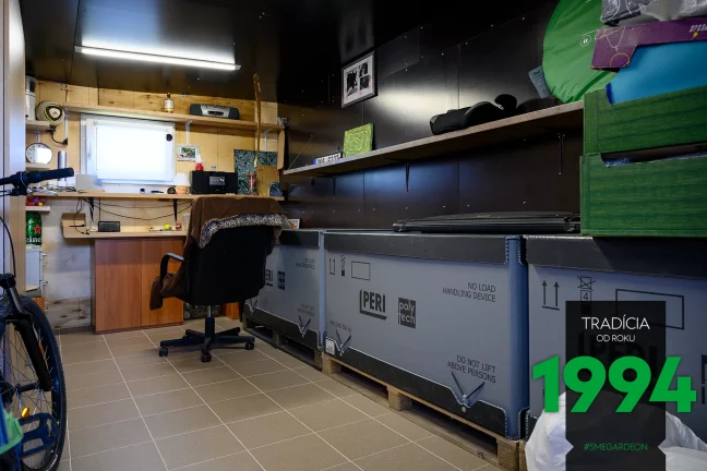 Křeslo s dílnou v garáži