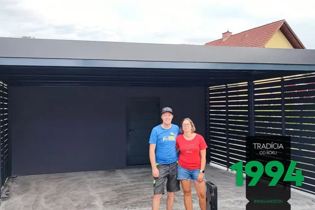 Zákazníci pod přístřeškem