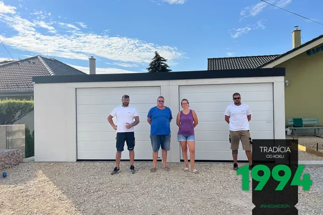 Zákazníci s montážníky před garáží