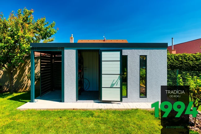 Otevřené dveře na domečku s přístřeškem