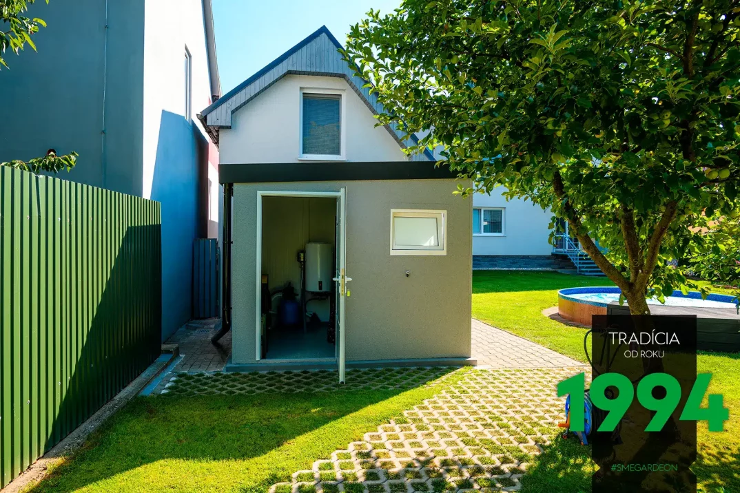 Otevřené dveře z boku domku