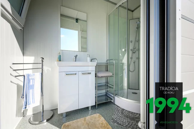 Sprchový kout s umyvadlem v domečku