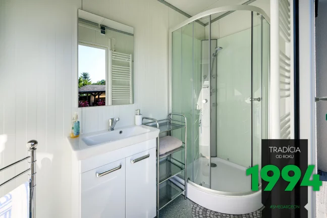 Sprchový kout s umyvadlem v domečku