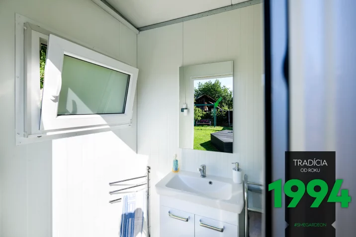 Umyvadlo se zrcadlem v domečku