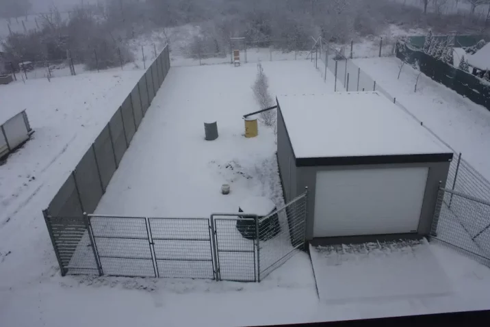 Garáž v snehu