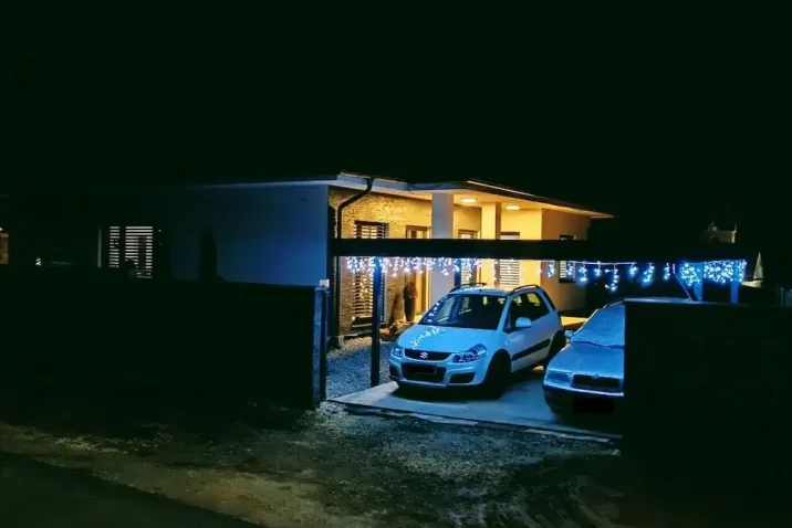 Auta pod přístřeškem v noci