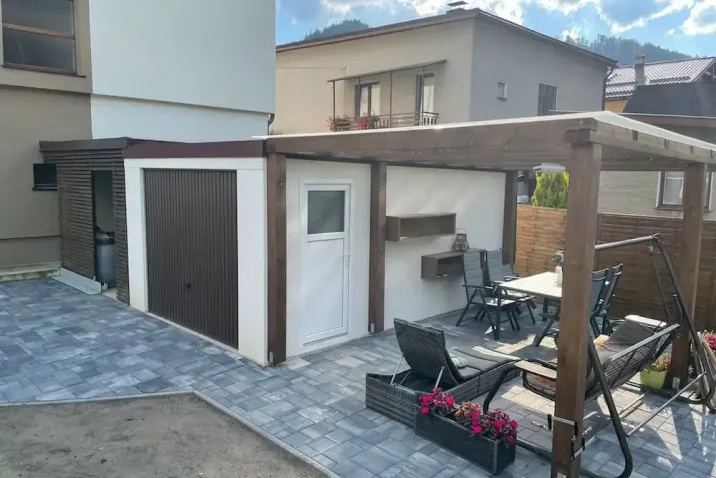 Garáž s prestřešením a posezením