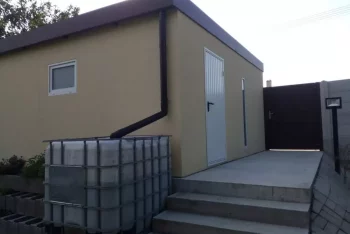 Garáž s bílima dveřmi