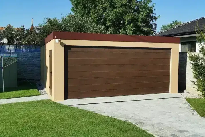 Garáž pro dvě auta s hnedou bránou