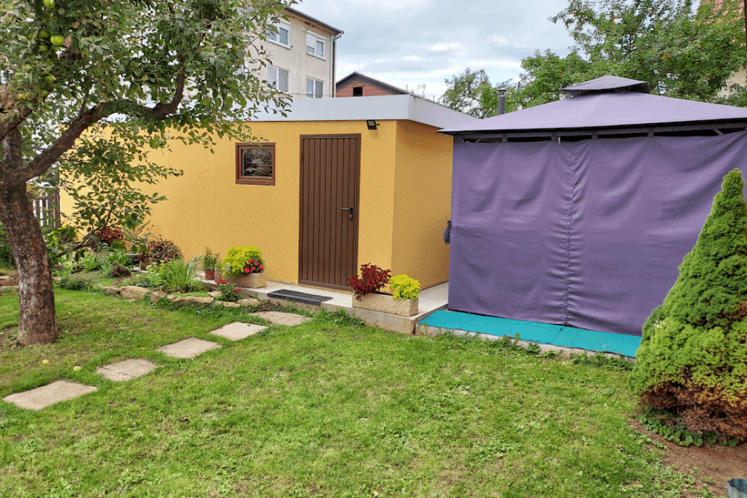 Fialový stan pri garáži