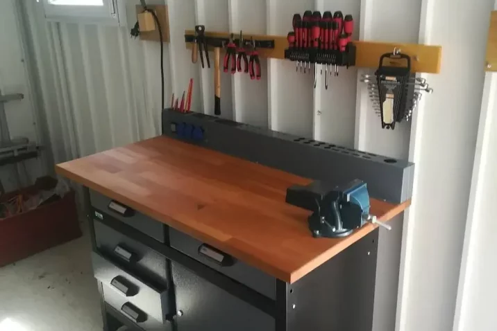 Ponk v domku s nářadím