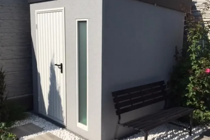 Domek v sivé omítce