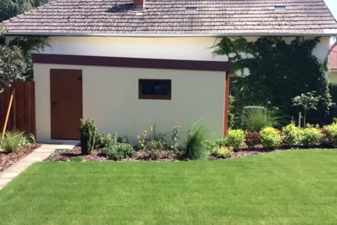 Garáž na záhradě