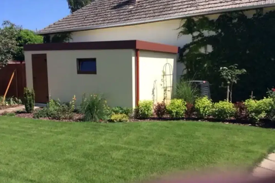 Garáž na záhradě