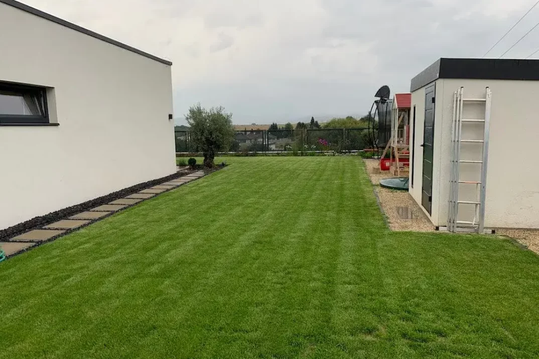 Bíly domek na záhradě