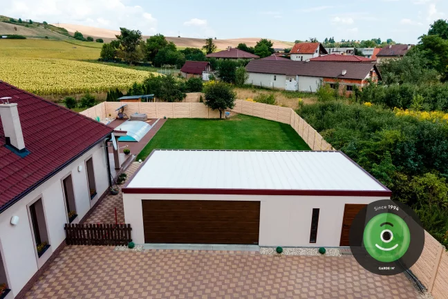 Atypická garáž s bílou střešní krytinou