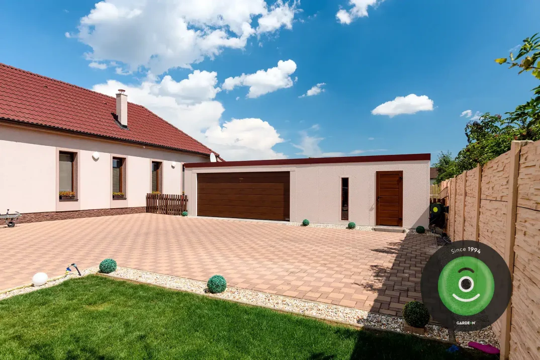 Atypická garáž s hnědými doplňky
