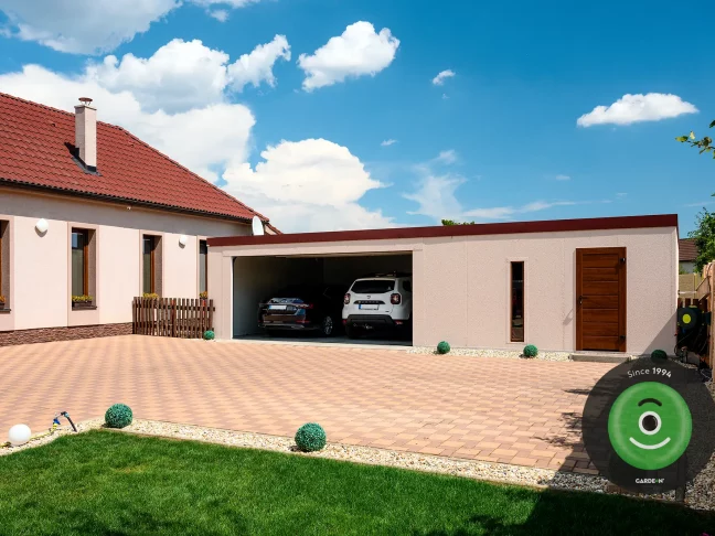 Auta v atypický garáži s omítkou