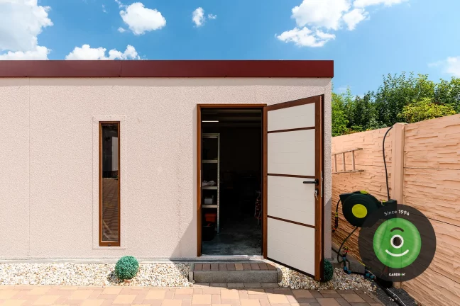 Otevřené dveře na garáži