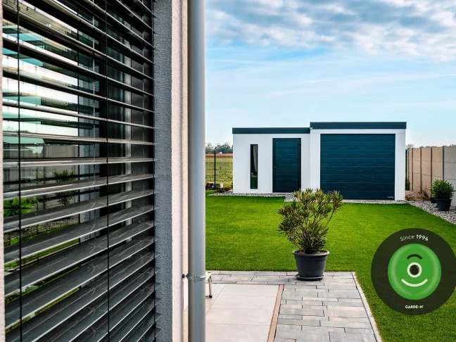 Atypická L-ková garáž na záhradě