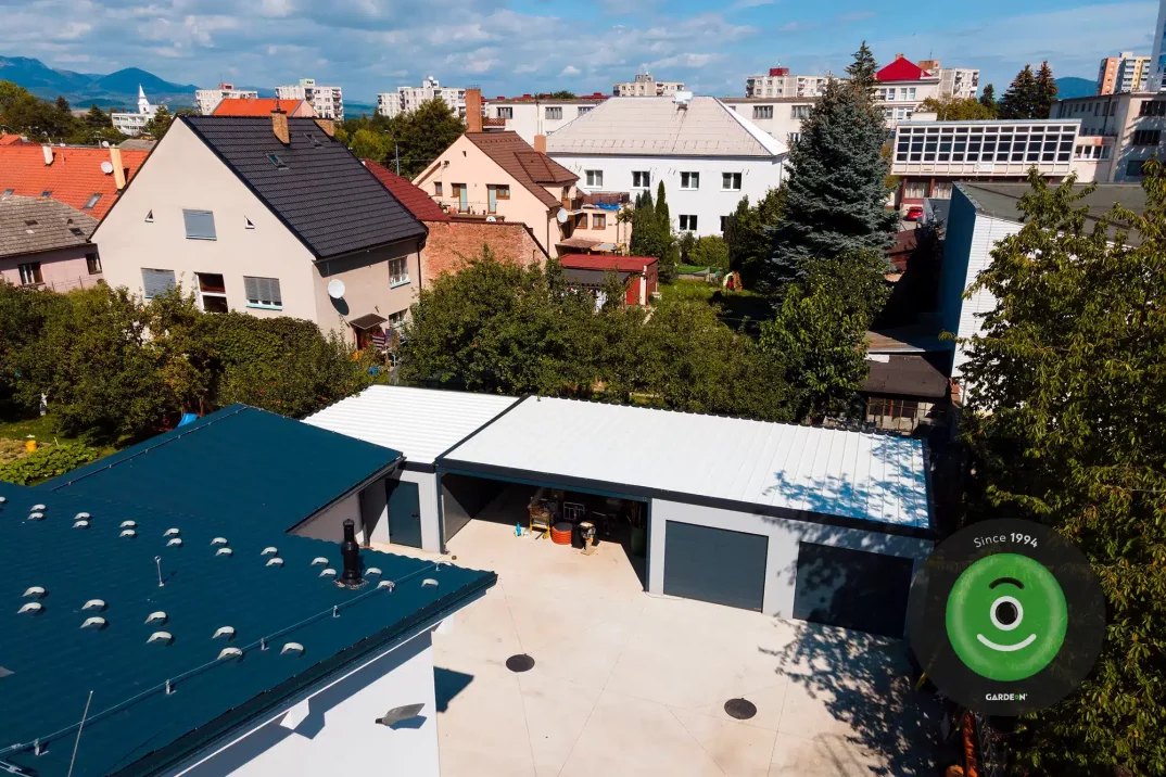 Atypická garáž s přístřeškem shora