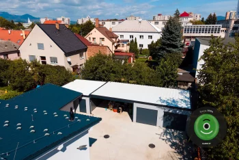 Atypická garáž s přístřeškem shora