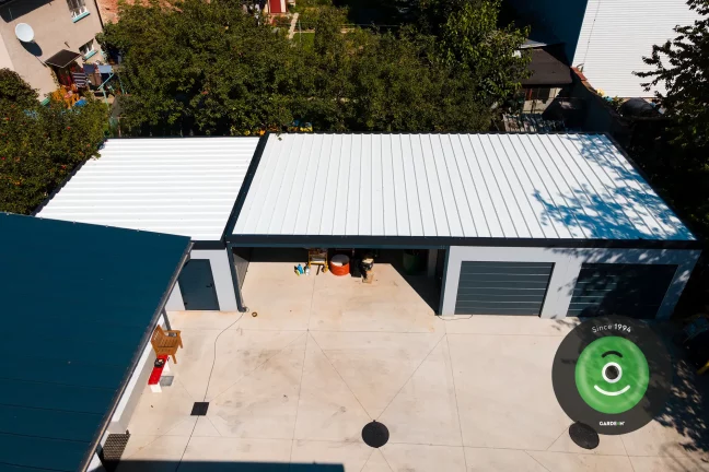 Atypická garáž s přístřeškem shora