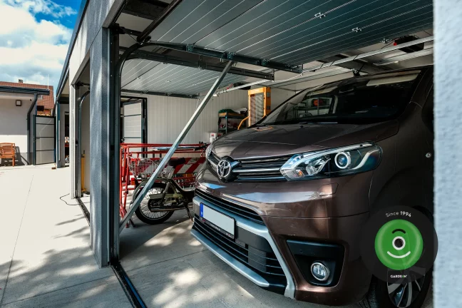 Auto v otevřený garáži