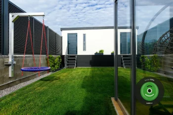 Dvojgaráž na záhradě