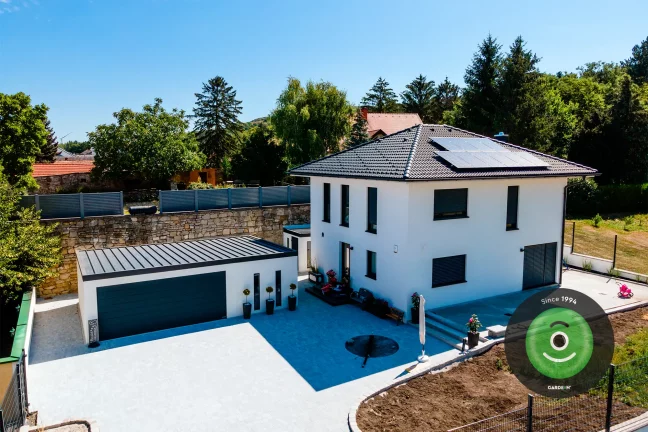 Garáž pro dvě auta u domu