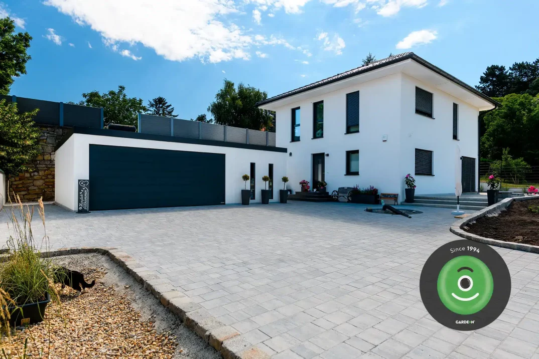 Garáž pro dvě auta u domu