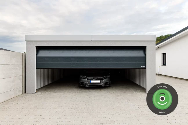 Auto v garáži garážová vrata