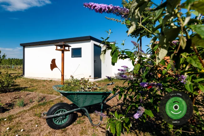 Garáž na záhradě