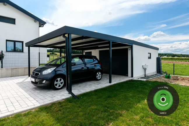 Auto pod antracitovým přístřeškem