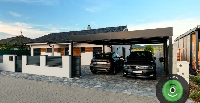 Auta pod přístřeškem